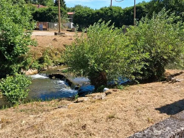 Maison bordée par un cours d'eau