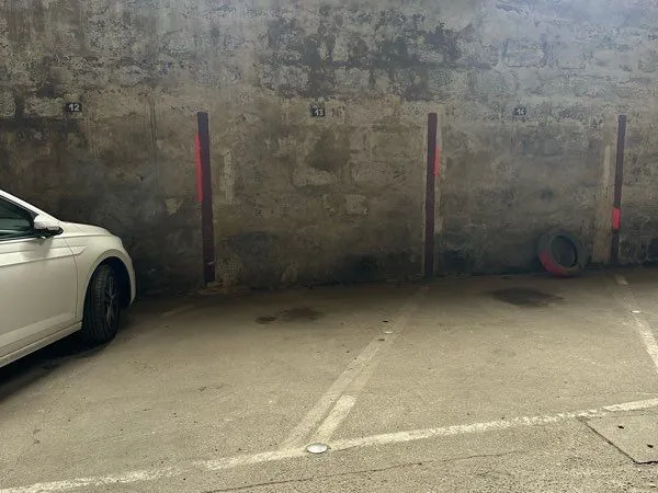 À louer petite place garage BORDEAUX près place de la Victoire
