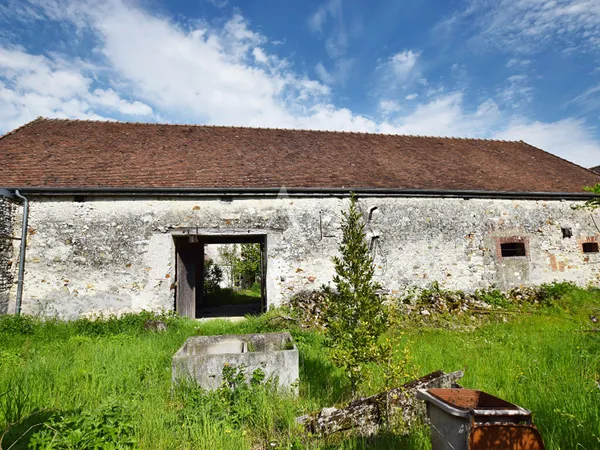 A 14 KM DE PROVINS, GRANGE 180 M² AU SOL, SUR TERRAIN DE 370 M² ENVIRON