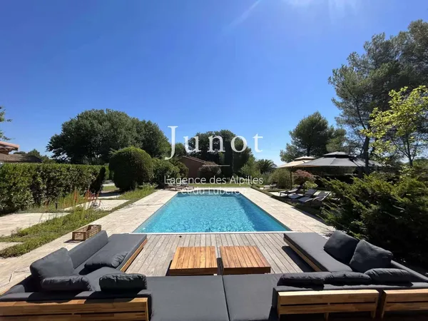 Maison 11 pièces 300 m²
