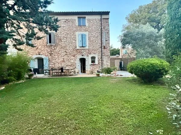 Bastidon en pierre de plus de 180m2 dans petit hameau