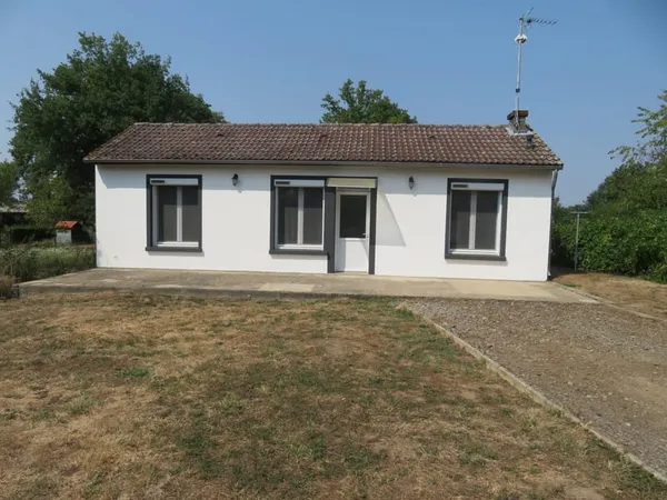 Maison de plain-pied avec garage à la campagne