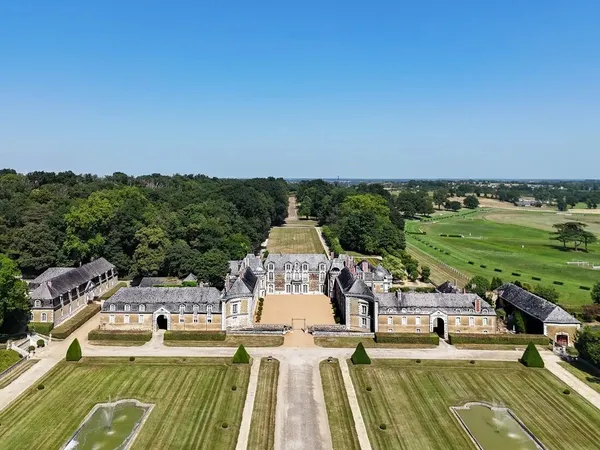 « Un château quasi royal » Le plus beau et le plus remarquable château du XVIIIe siècle en Anjou