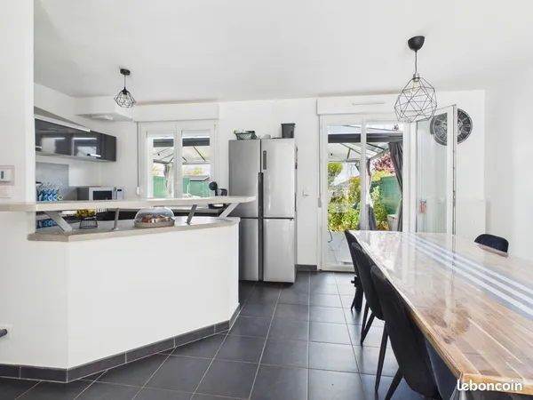 Maison mitoyenne - 103 m² - 6 Pièces - 3 chambres - Dressing - Terrasse - Jardin - Garage