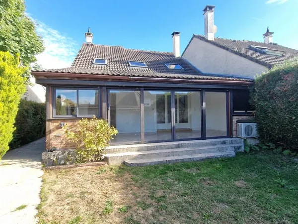 Maison familiale avec dépendance à Marly-la-Ville.