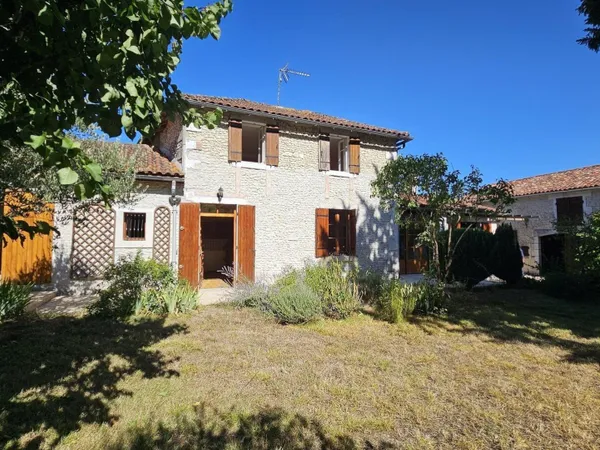 À 6 km à l'ouest de Barbezieux, charmante maison ancienne avec dépendance et jardin, idéale pour une