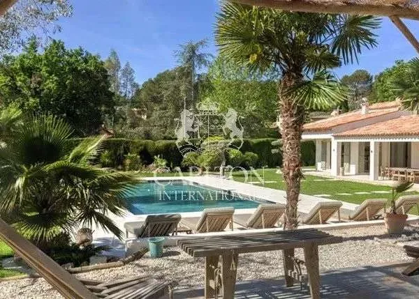 Maison 10 pièces 355 m²
