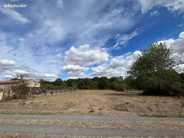 Terrain à bâtir près de Montmorillon(86)