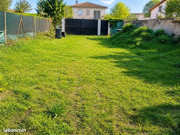 Terrain à bâtir de 230 m² avec autorisation de la Mairie en vue de construire R+1