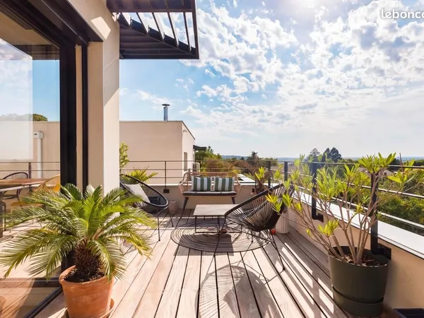 T3 lumineux avec terrasse, garage et parking
