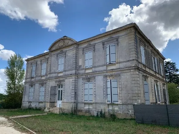 Bel appartement dans bâtisse pierre 2 chambres, jardin, et park