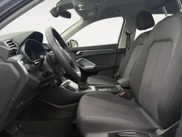Audi Q3 35 tfsi 150ch design s tronic 7 — photo 9
