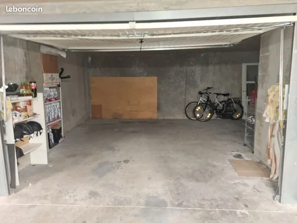 Grand garage