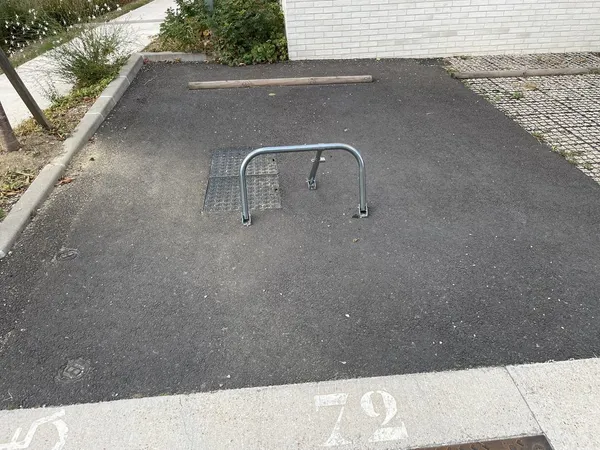 Grande place de parking extérieure ? Badge sécurisé ?