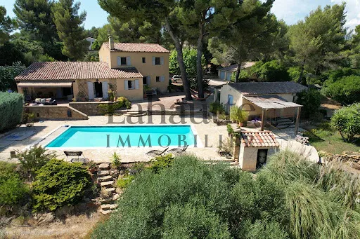 Maison 8 pièces 257 m²