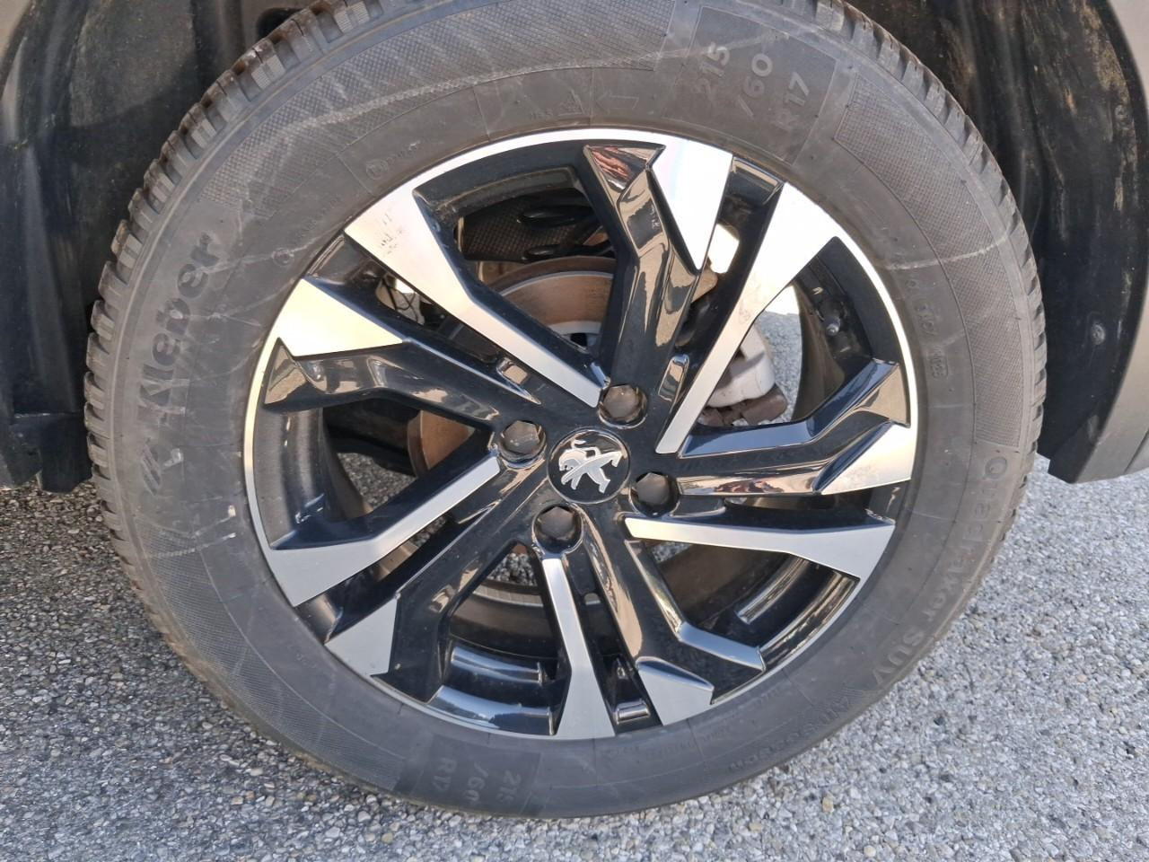 Peugeot 2008 1.2 puretech 100ch s&s allure pack — photo 11
