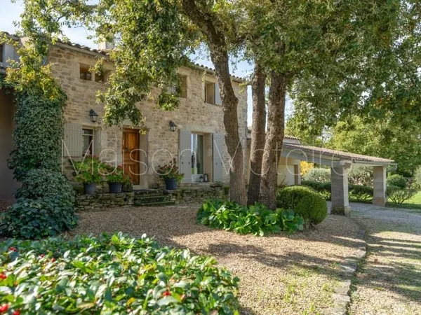 Spacieuse propriété avec jardin et piscine face au Luberon.