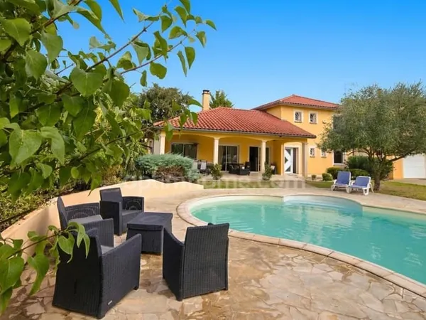 Maison familiale avec piscine à Chazay-d'Azergues, 175 m², terrain 1 500 m² avec potentiel à bâtir