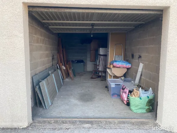 A vendre garage 18m2, à 800 m du centre ville de Six Fours les plages. 30 000 euros à négocié