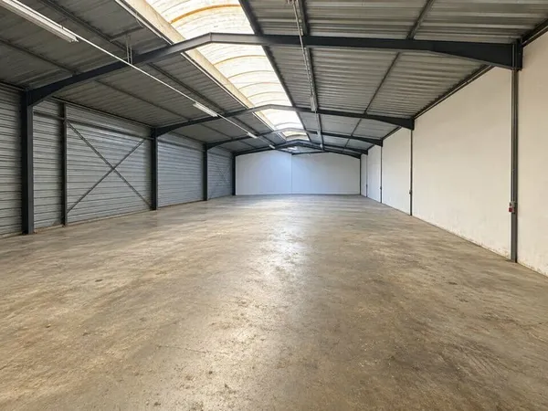 Local d’activité et entrepôt Location Joué-lès-Tours 405m² 2333€