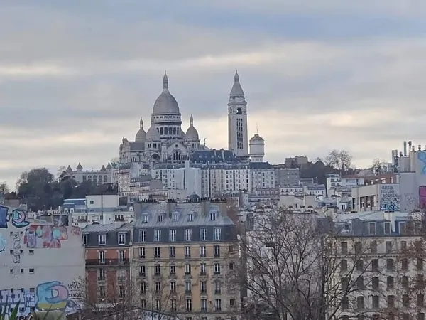 3 pièces entierement rénové, dernier étage avec ascenseur et 4 b