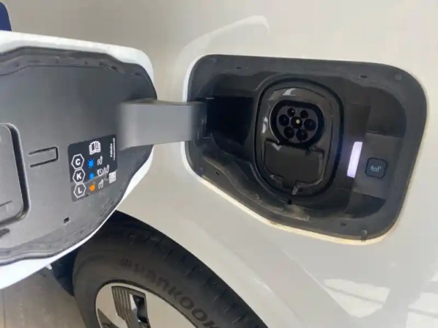 Ford Transit Courier fourgonnette electrique 100 kw 136ch batterie 46 kwh trend — photo 19