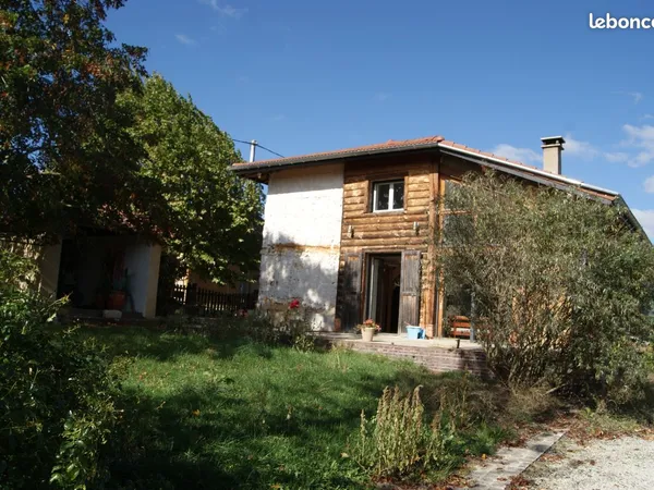 Maison ancienne atypique - 124 m² habitables sur terrain constructible de 2 373 m² et grande grange