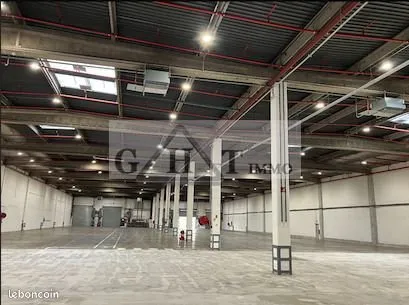 Local industriel 8 577 m²
