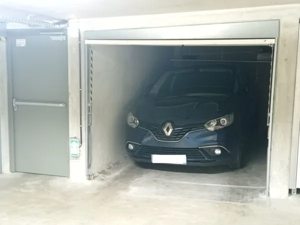 Loue Box fermé 12m² - Lyon 7