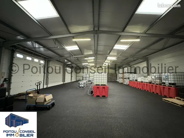 Local d'activité 932 m²
