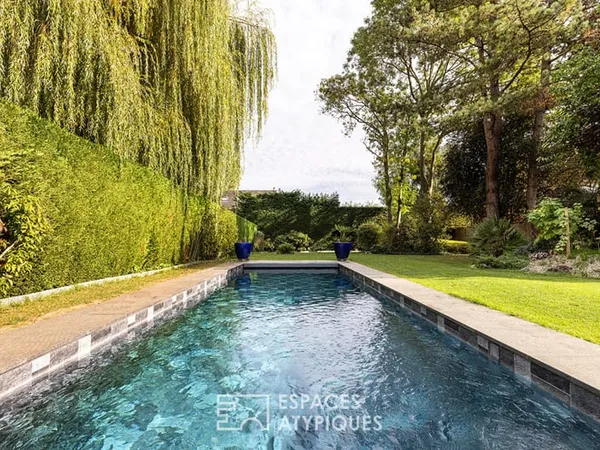 Maison contemporaine avec piscine et jardin paysager au Croisé-Laroche