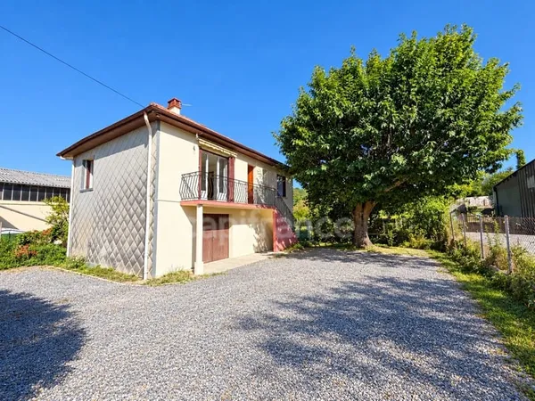 Maison sur 2 niveaux sur grand terrain
