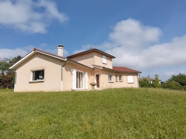 Lumineuse maison familiale de 130 m² sur sous-sol avec véranda  Terrain de 1288 m² à Charly (69)