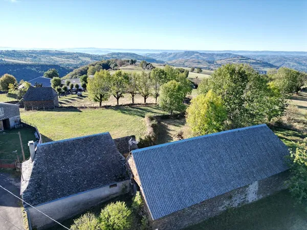 Ensemble immobilier, maison, grange sur une parcelle de 1300 m², AUBRAC
