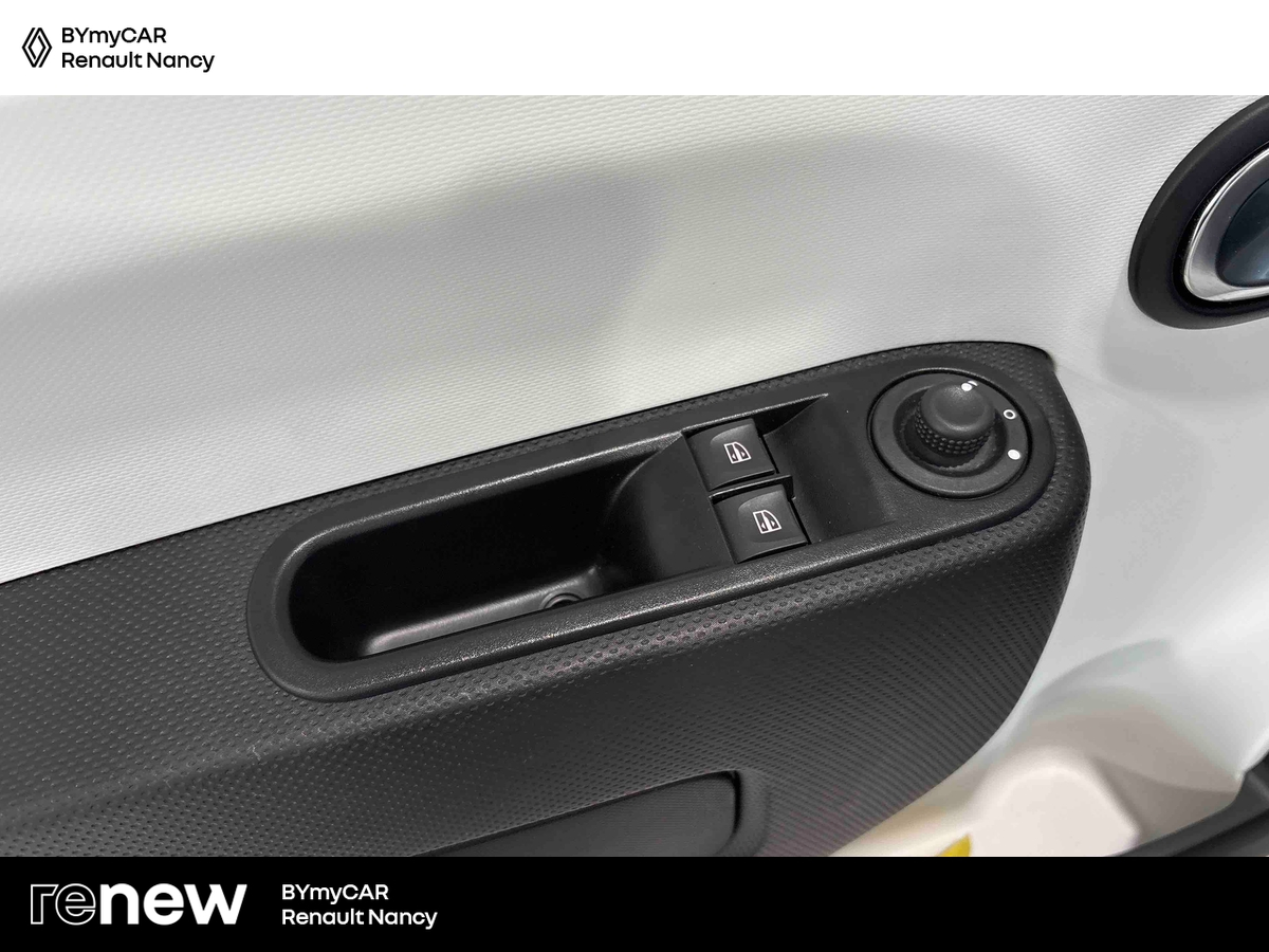 Renault Twingo III E-Tech — photo 19