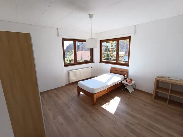 Chambre dans grande maison à la campagne