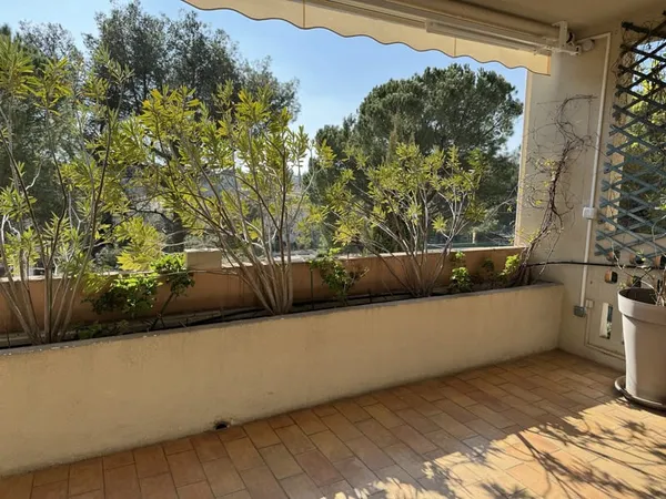 Aix En Provence : Appartement Dans Residence Avec Piscine Et Tennis : Secteur Recherché De La Torse