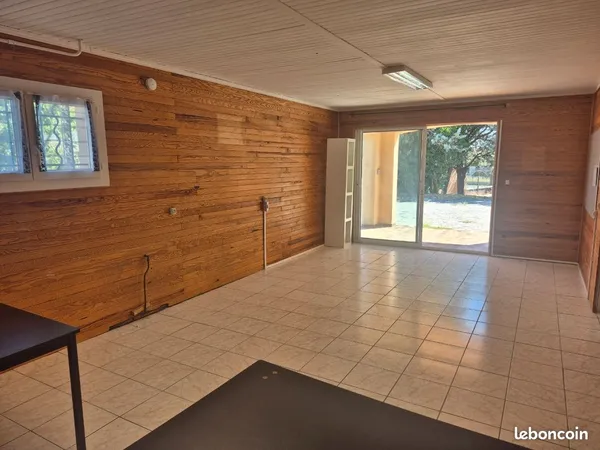 Local, bureau, entrepôt, stockage