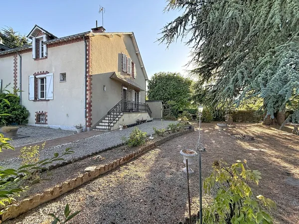 Cette jolie maison familiale avec un terrain clos et arboré.