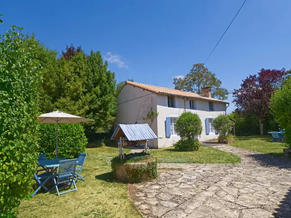 Complexe de gîtes avec une ferme de 3 chambres et 3 gîtes avec piscine chauffée