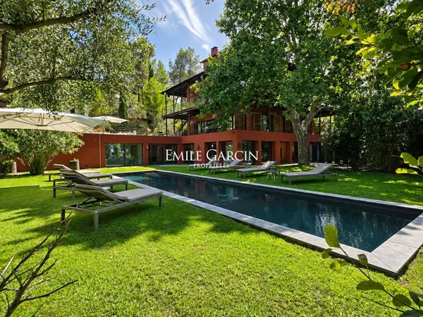 Villa à louer à Aix En Provence, trois piscines dans un écrin d'inspiration coloniale