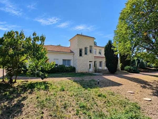Villa d'une élégance impressionnante, avec un grand parc et une piscine