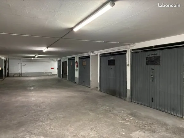 3 boxes fermés à vendre - Neuilly-sur-Seine - Boulevard Victor Hugo