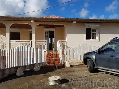 Spacieux Haut de Villa F4 avec superbe vue dégagée ? Saint-Esprit (Morne Lavaleur)