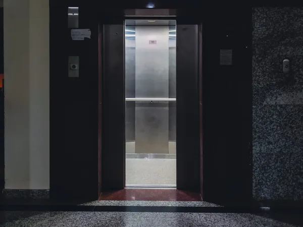« Je ne prends jamais l'ascenseur » : la Cour de cassation rappelle que cela ne dispense pas d'en payer les charges