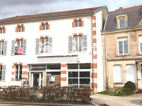 Rare, ce bel immeuble commercial contenant un restaurant renommé, sa terrasse et son appartement de 