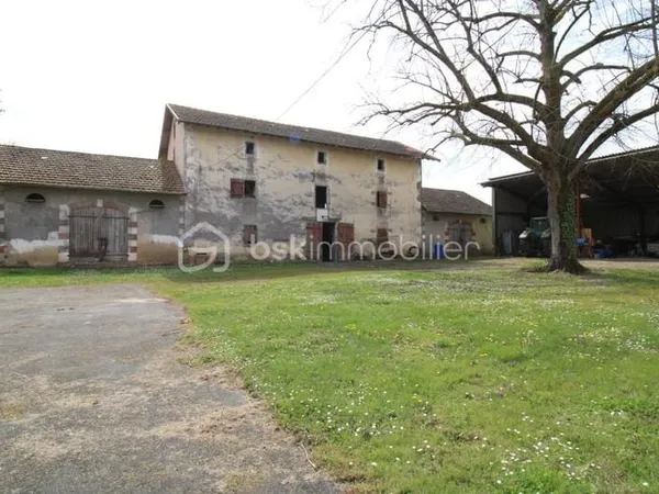 Maison à rénover avec nombreuses dépendances