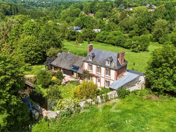Aux portes de Honfleur, domaine sur 3 hectares avec une maison principale et 3 maisons annexes