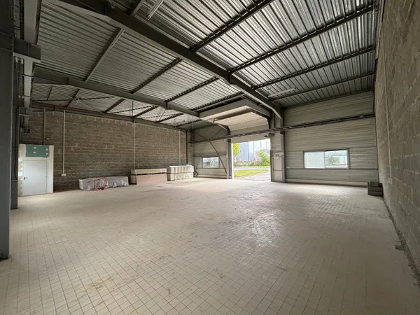 Local d’activité et entrepôt Location Douvres-la-Délivrande 1p 200m² 1170€