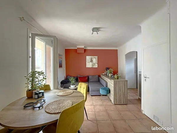 Titre T2/3 RENOVE CALME LUMINEUX SÉCURISÉ TOUT ÉQUIPE +terrasse PAS DE PARKING